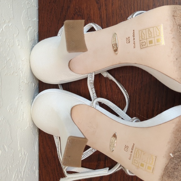 WORN 1X Badgley Mischka Soft White Urbana Strappy Formal Sparkle Sandal Size 8.5 - Picture 15 of 16